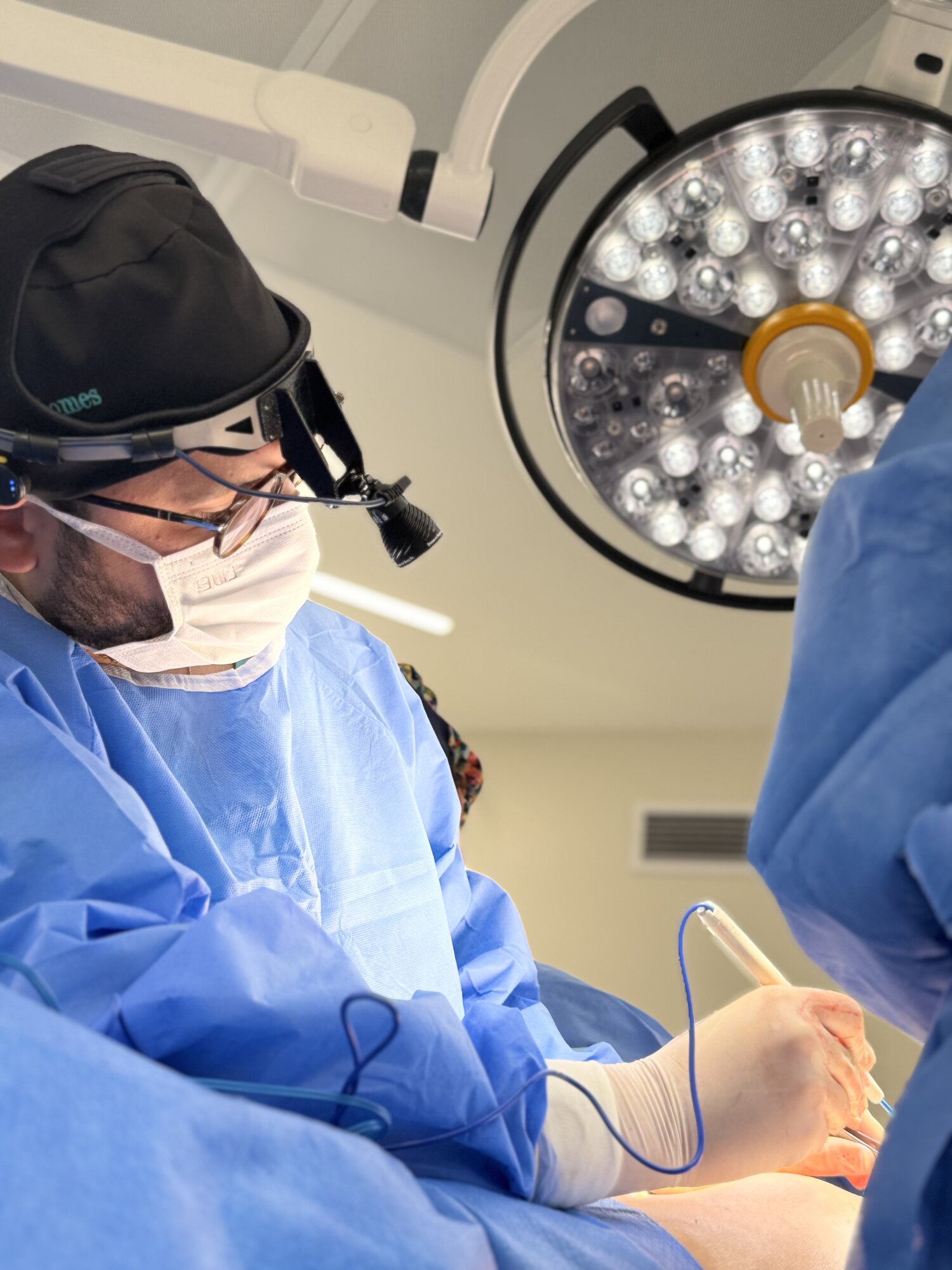 Dr. Vinicius Gomes, cirurgião plástico